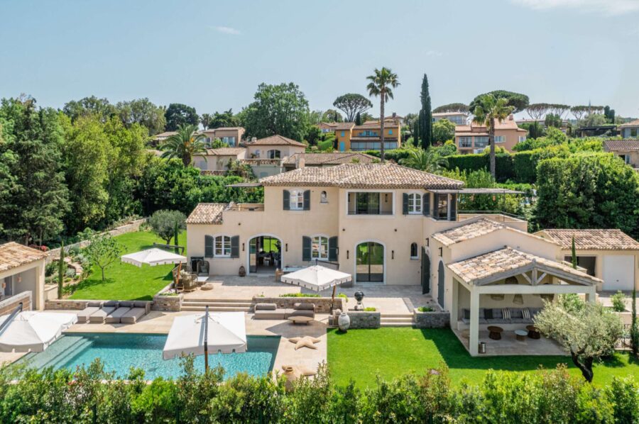 villa-ally-mainpage-exterior-lush-garden-swimmingpool-terrace-outdoor-seating-luxury-rental-retreat-sttropez