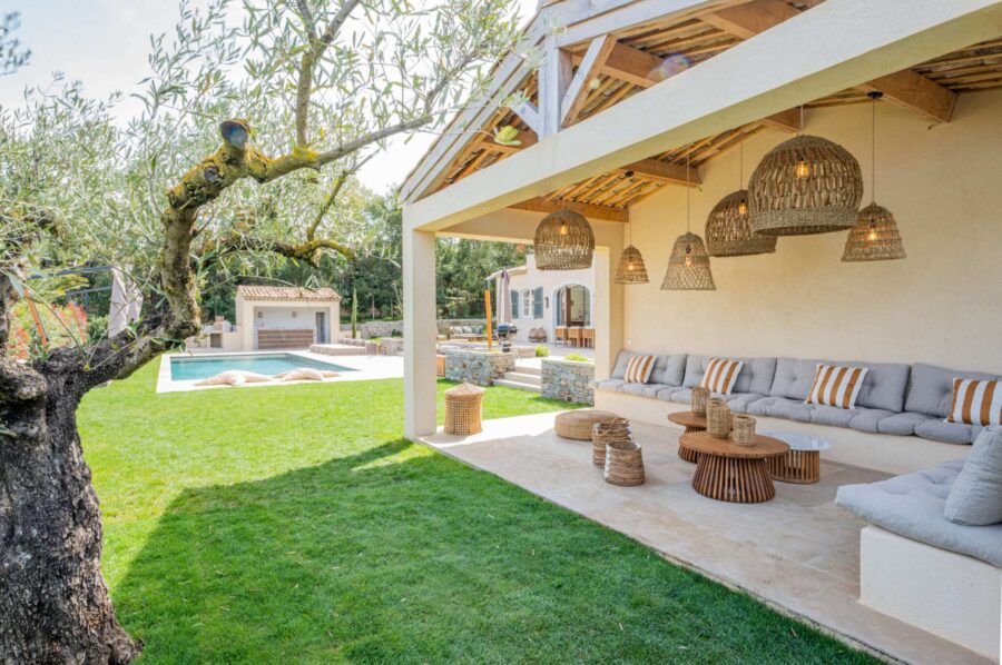 villa-ally-outdoor-lounge-poolhouse-swimmingpool-garden-luxury-rental-retreat-sttropez