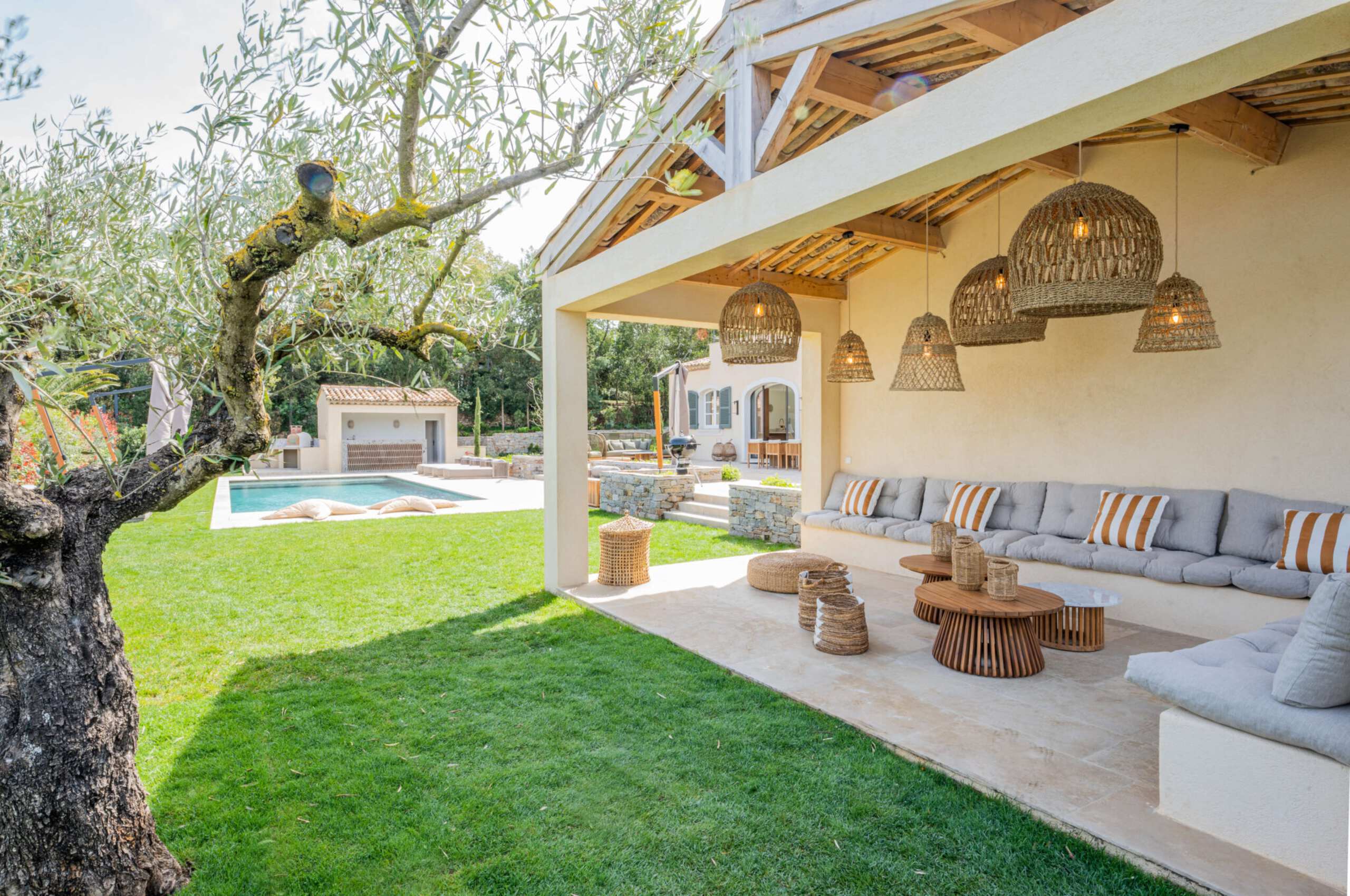 villa-ally-outdoor-lounge-poolhouse-swimmingpool-garden-luxury-rental-retreat-sttropez