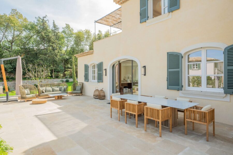 villa-ally-outdoor-terrace-dining-alfresco-lounge-area-luxury-garden-retreat-sttropez