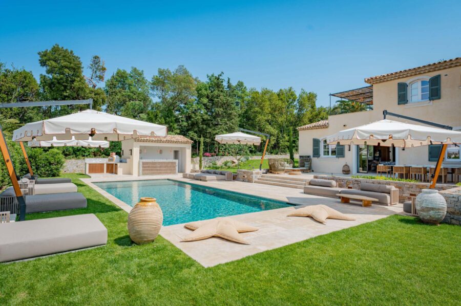 villa-ally-swimmingpool-garden-luxury-poolside-seating-sunloungers-lush-tropical-paradise-sttropez