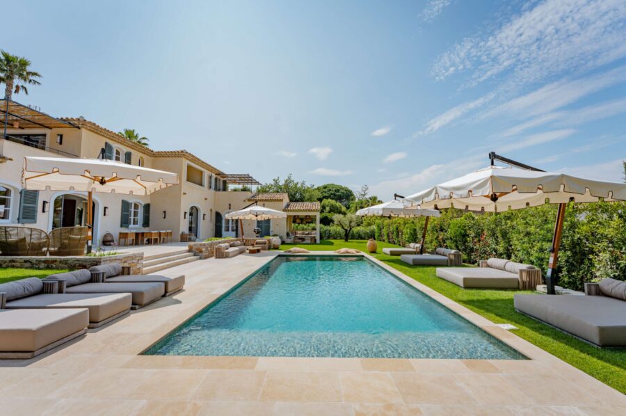 villa-ally-swimmingpool-poolbed-sunloungers-terrace-lush-garden-luxury-rental-property-sttropez