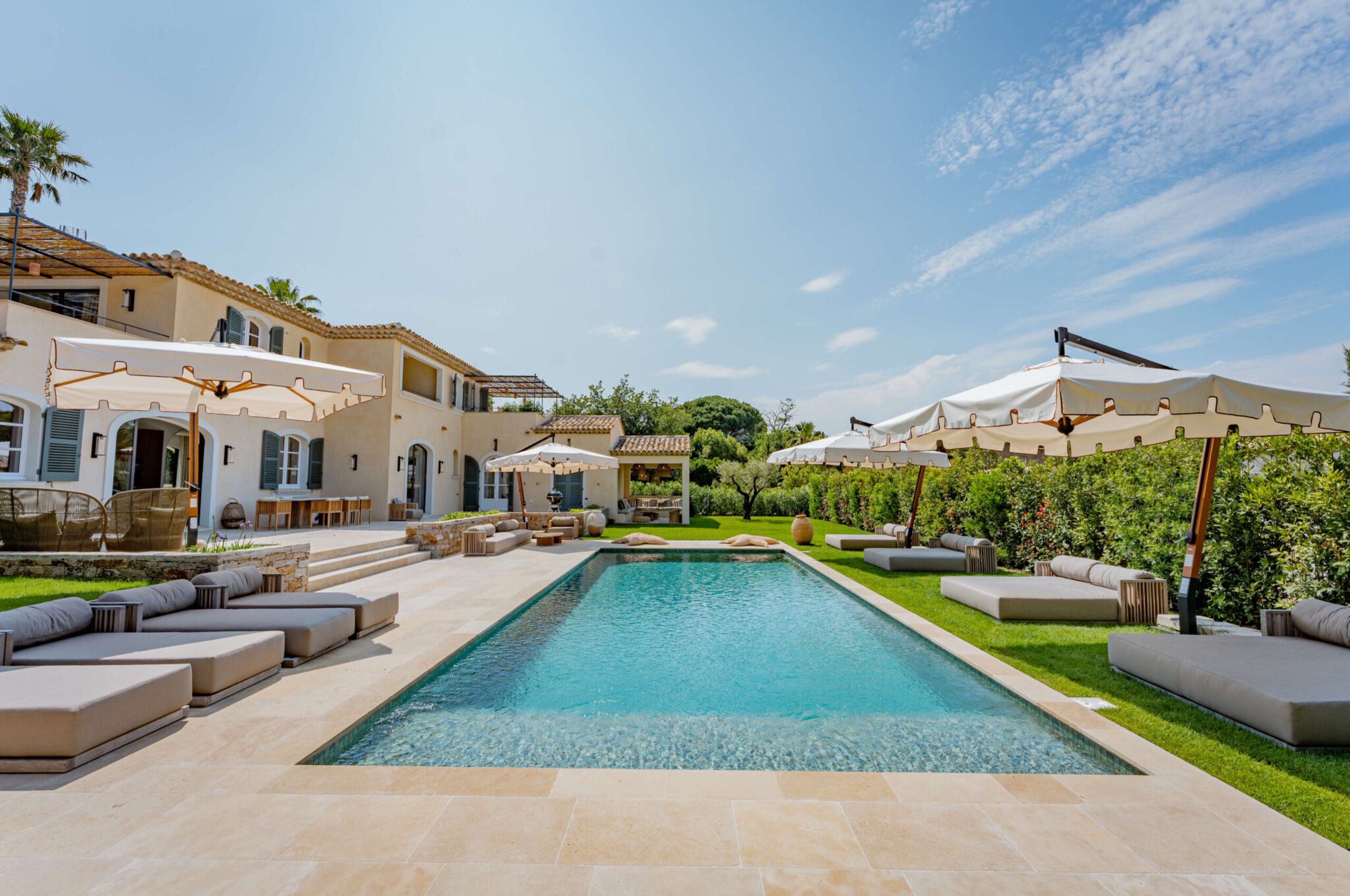 villa-ally-swimmingpool-poolbed-sunloungers-terrace-lush-garden-luxury-rental-property-sttropez