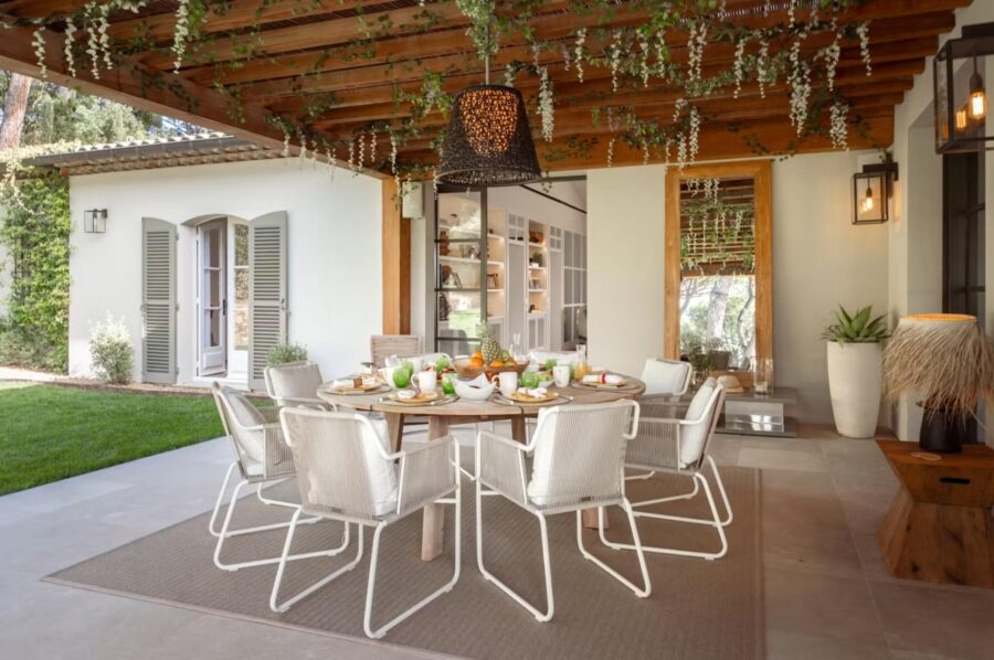 villa-aubree-alfresco-dining-area-pergola-covered-terrace-garden-luxury-sttropez