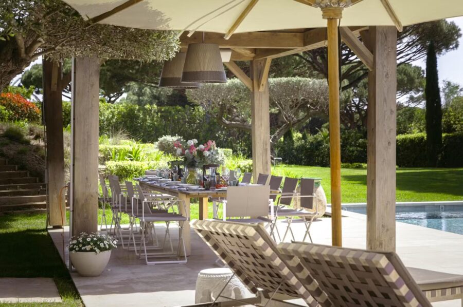 villa-aubree-alfresco-dining-area-pergola-covered-terrace-luxury-sttropez