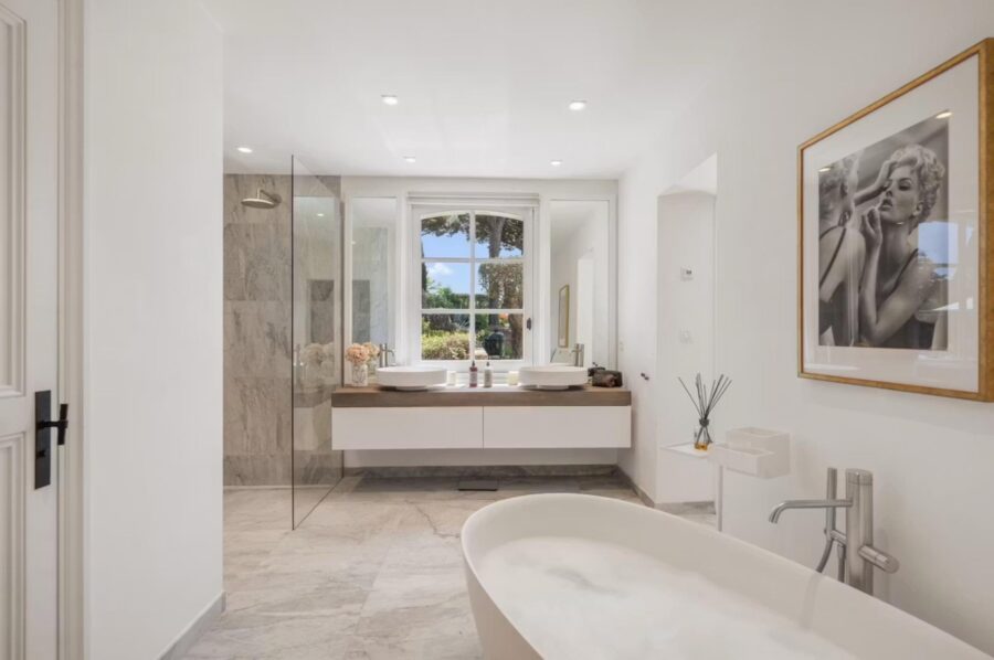 villa-aubree-bathroom-bathtub-double-sink-modern-luxury-sttropez
