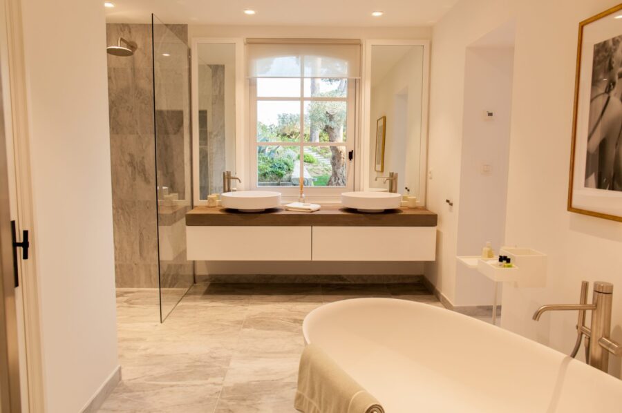 villa-aubree-bathroom-doublesink-bathtub-modern-elegant-design-luxury-parcdesttropez