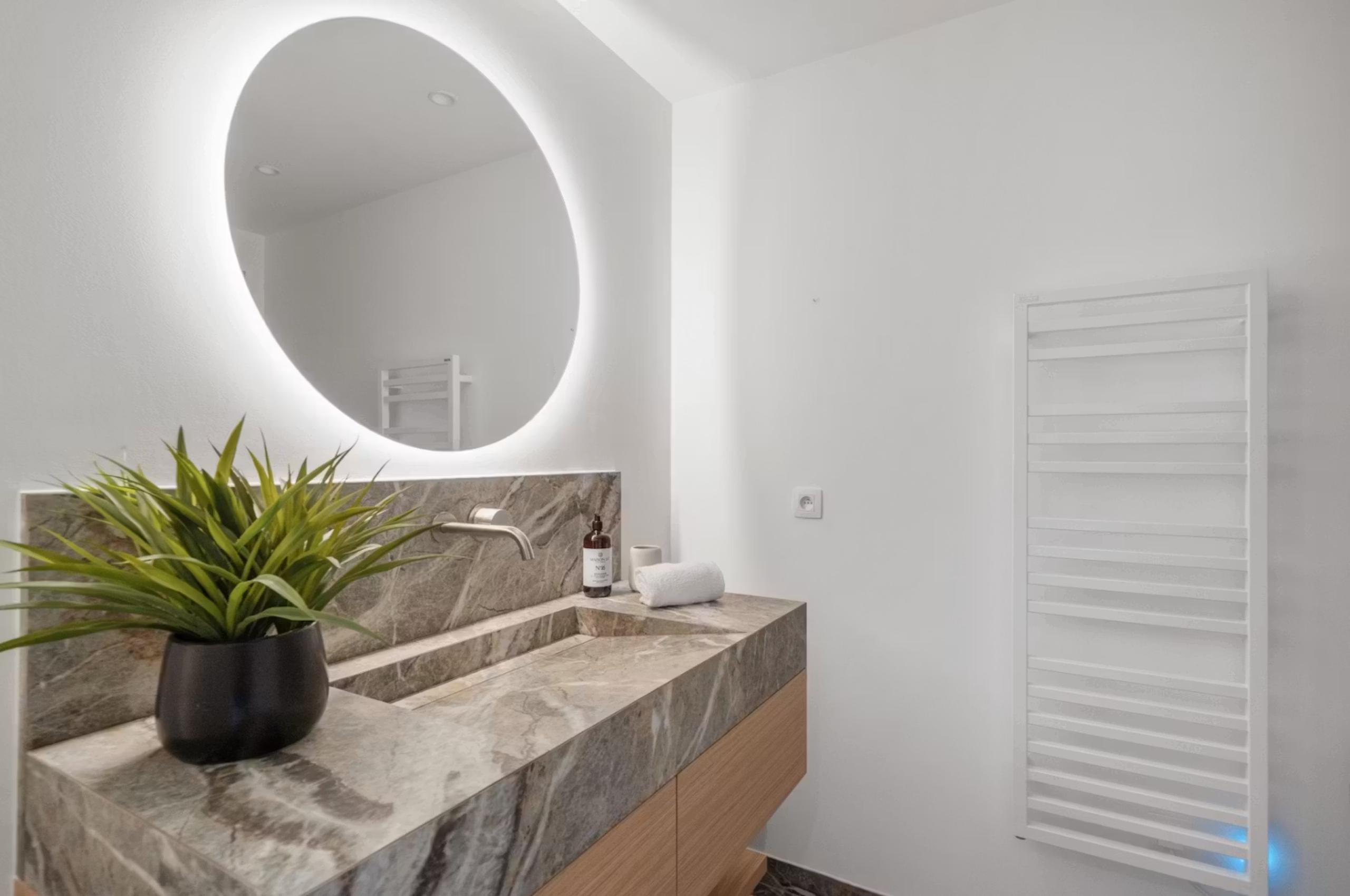 villa-aubree-bathroom-modern-luxury-sttropez