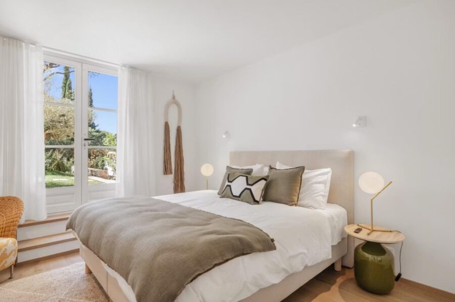 villa-aubree-bedroom-bright-tranquil-design-luxury-sttropez