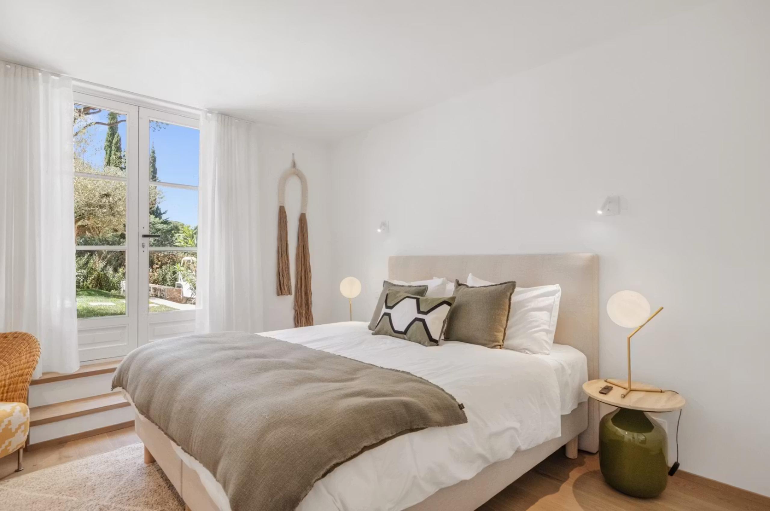 villa-aubree-bedroom-bright-tranquil-design-luxury-sttropez