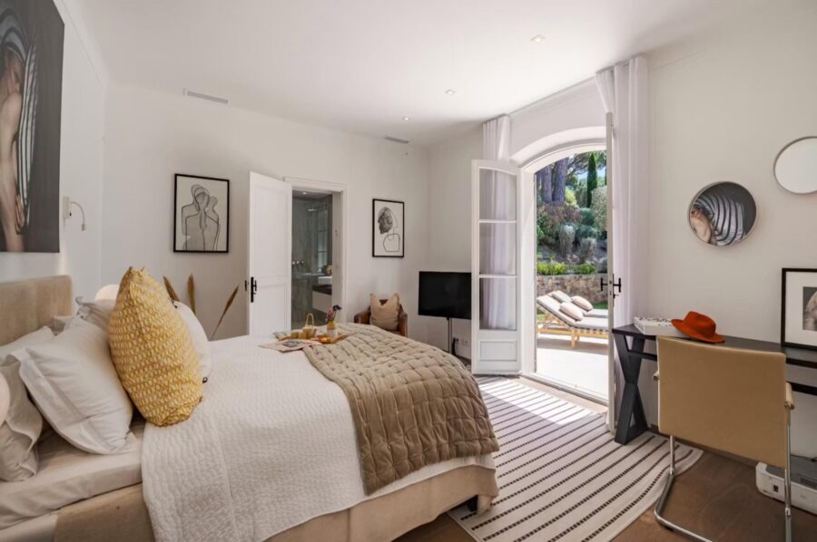 villa-aubree-bedroom-elegant-design-luxury-sttropez