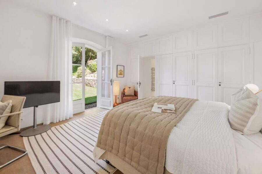 villa-aubree-bedroom-elegant-tranquil-design-luxury-sttropez