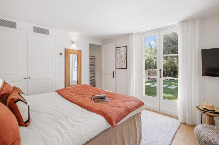 villa-aubree-bedroom-garden-view-luxury-sttropez