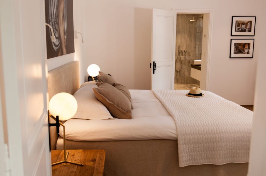 villa-aubree-bedroom-modern-elegant-stylish-ensuite-luxury-design-parcdesttropez