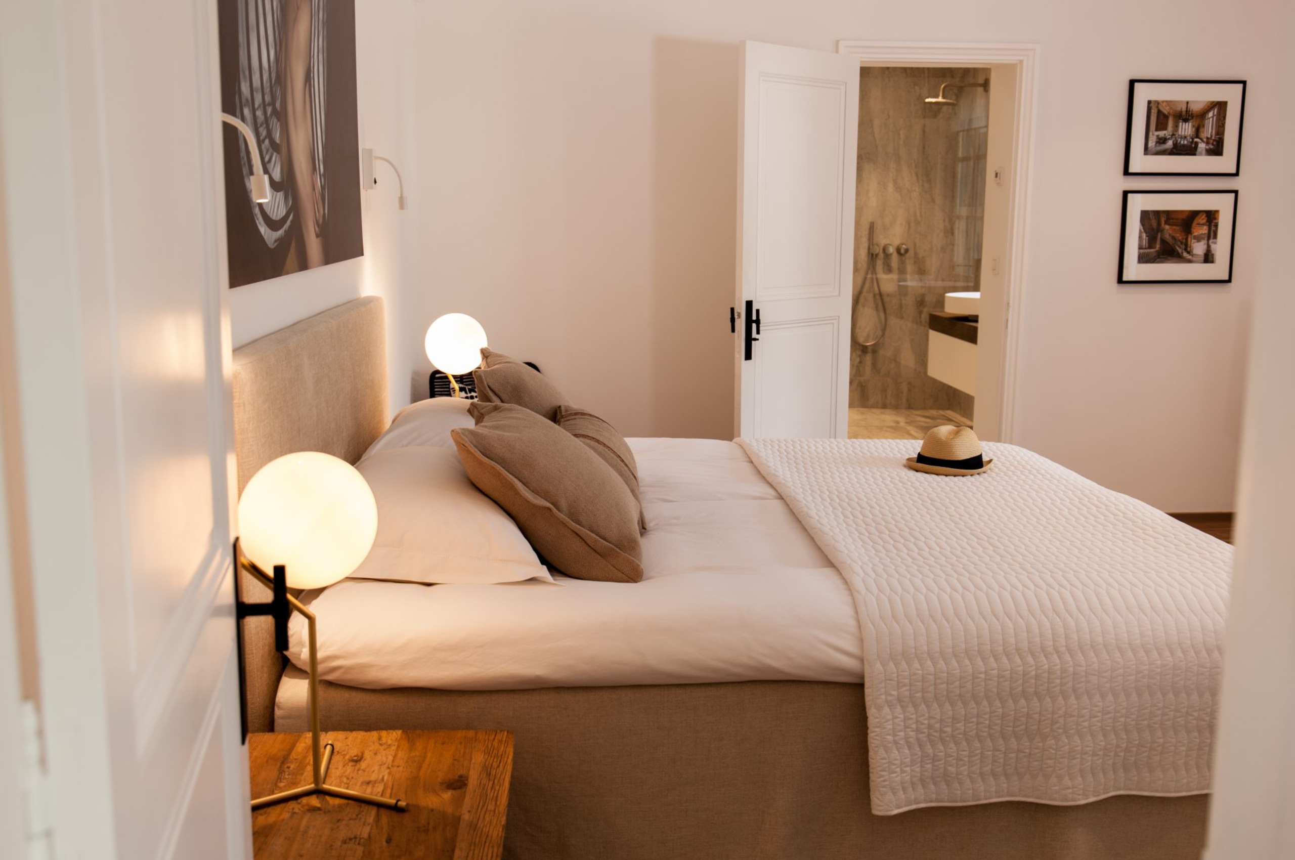 villa-aubree-bedroom-modern-elegant-stylish-ensuite-luxury-design-parcdesttropez