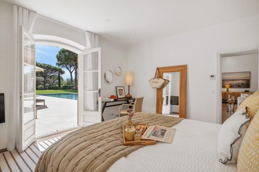 villa-aubree-bedroom-pool-view-luxury-sttropez