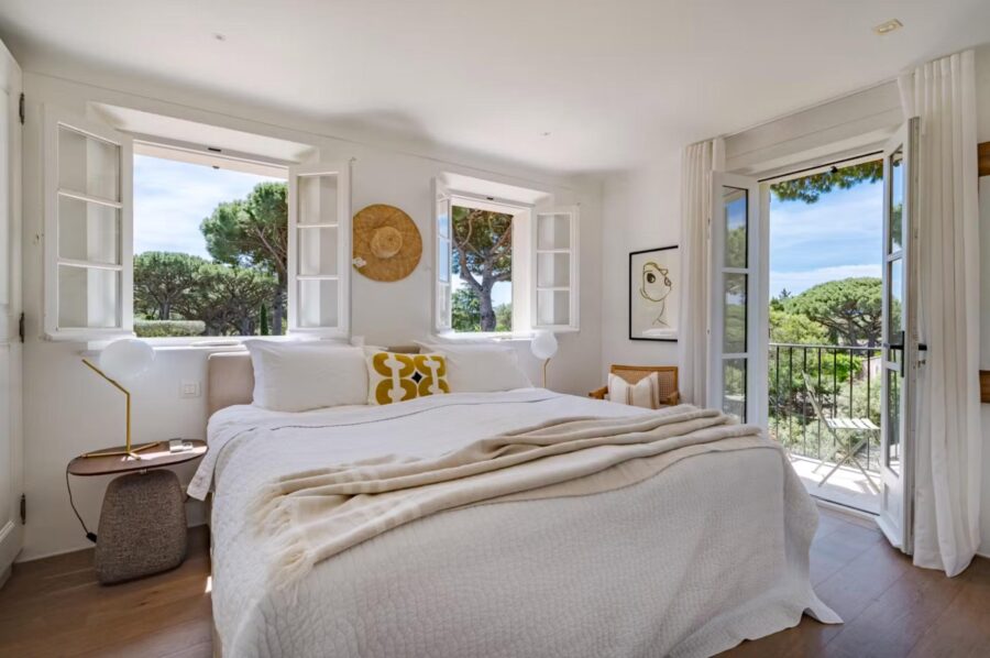 villa-aubree-bedroom-scenic-views-luxury-sttropez