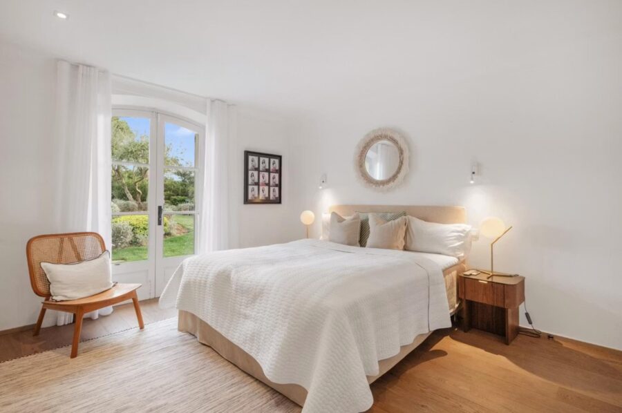 villa-aubree-bedroom-serene-design-luxury-sttropez