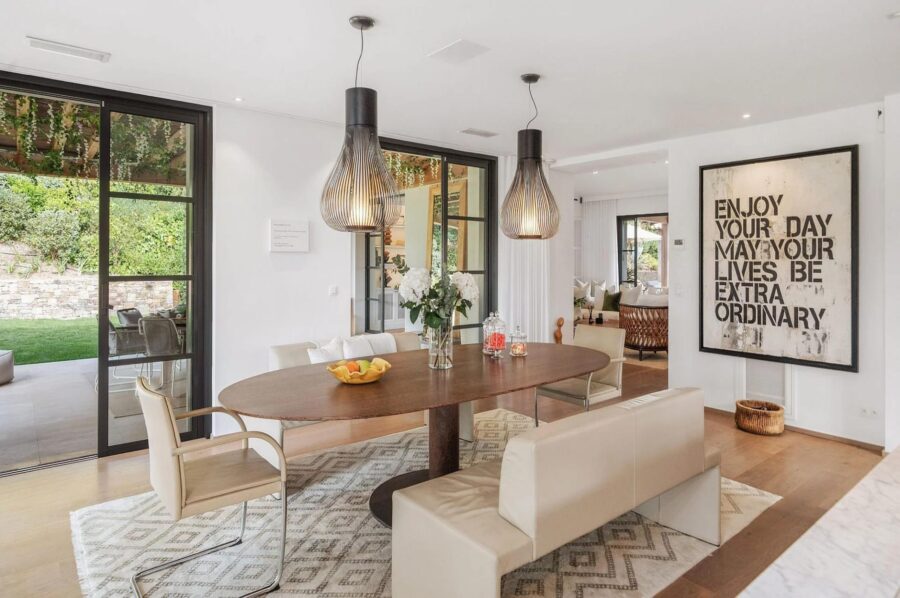 villa-aubree-dining-area-kitchen-openplan-luxury-sttropez