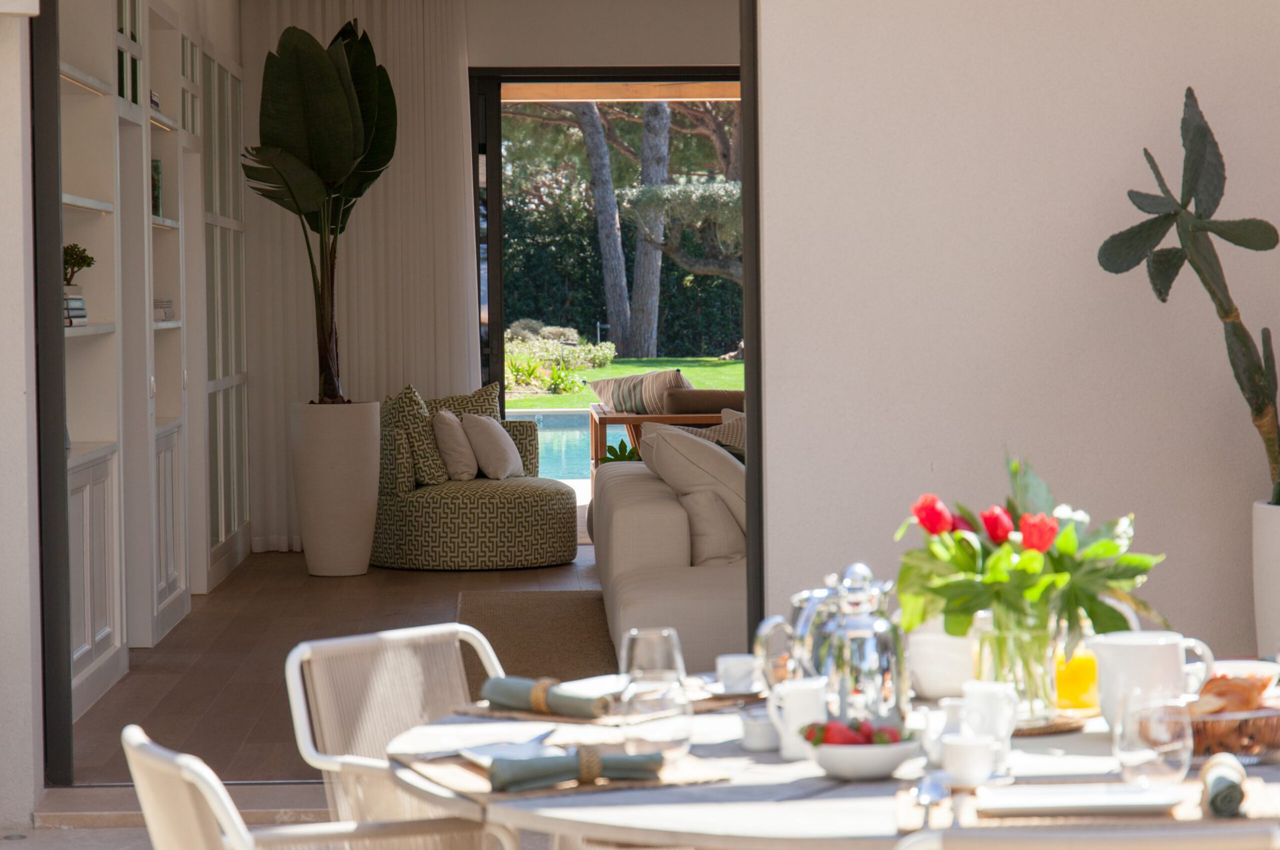villa-aubree-diningroom-openplan-swimmingpool-luxury-rental-retreat-parcdesttropez