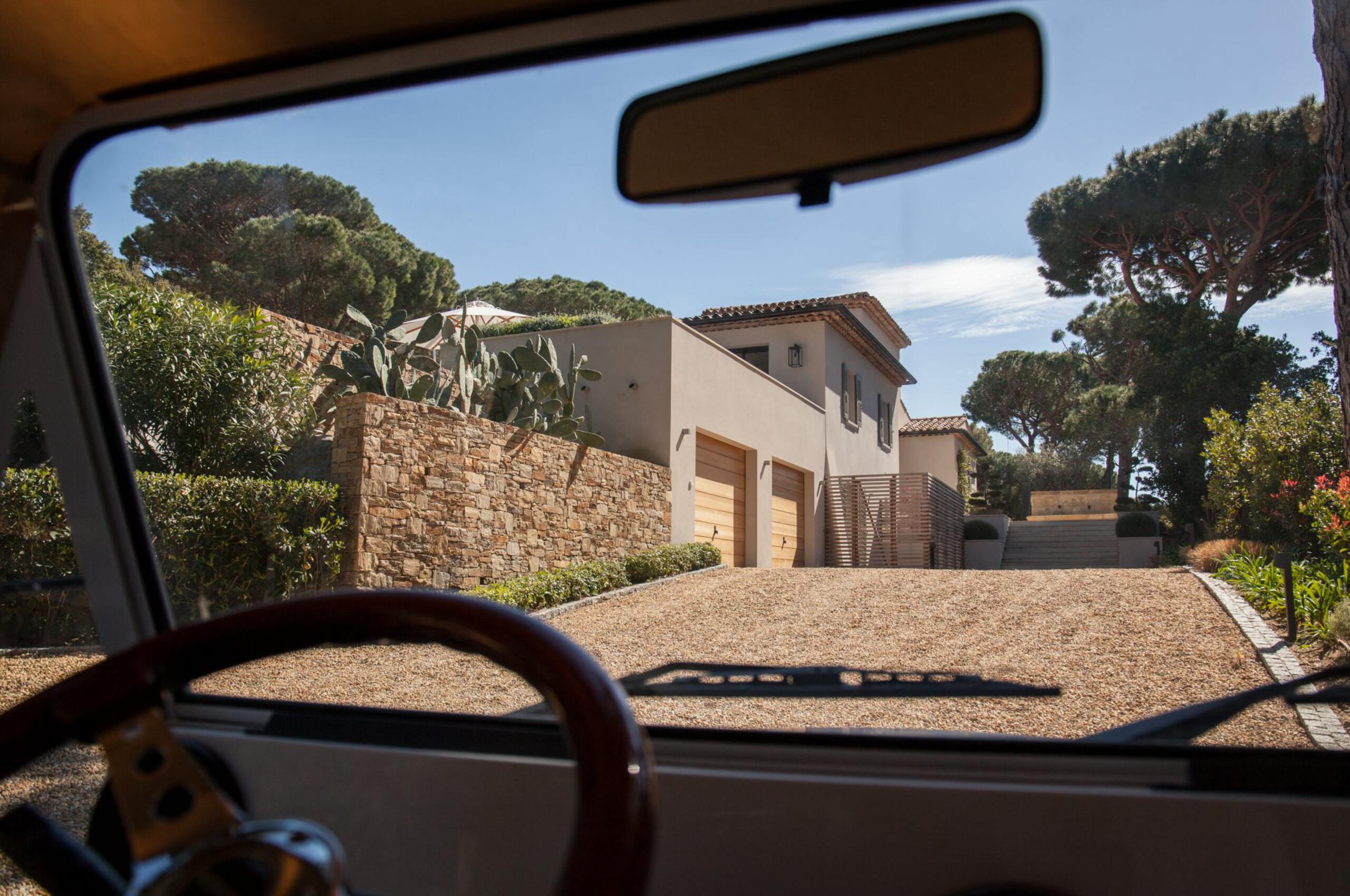 villa-aubree-driveway-luxury-rental-retreat-parcdesttropez
