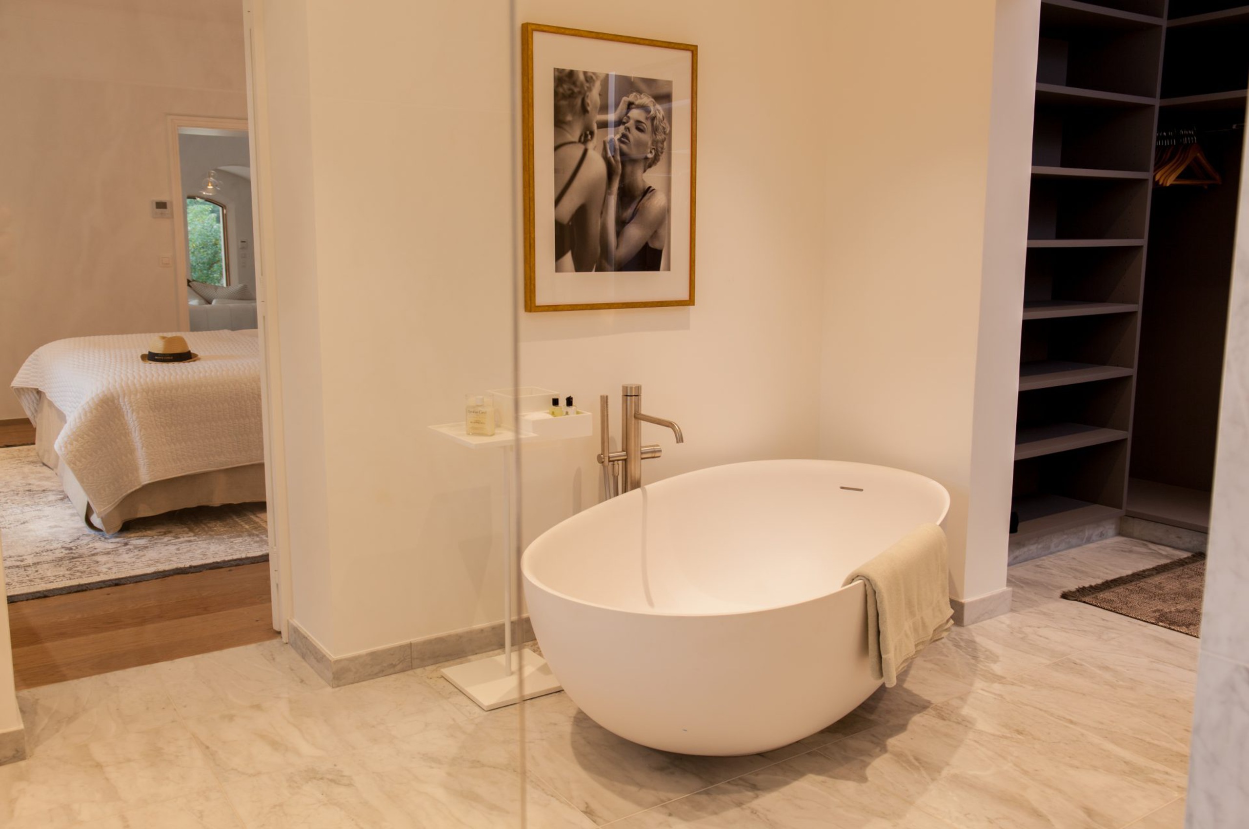 villa-aubree-ensuite-bathtub-bedroom-modern-elegant-stylish-design-luxury-parcdesttropez