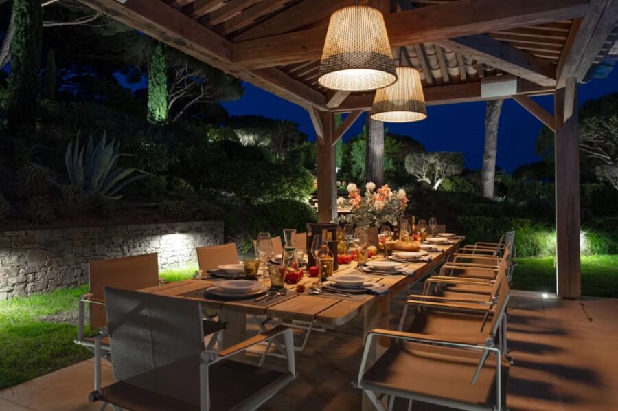 villa-aubree-exterior-night-alfresco-dining-area-luxury-sttropez