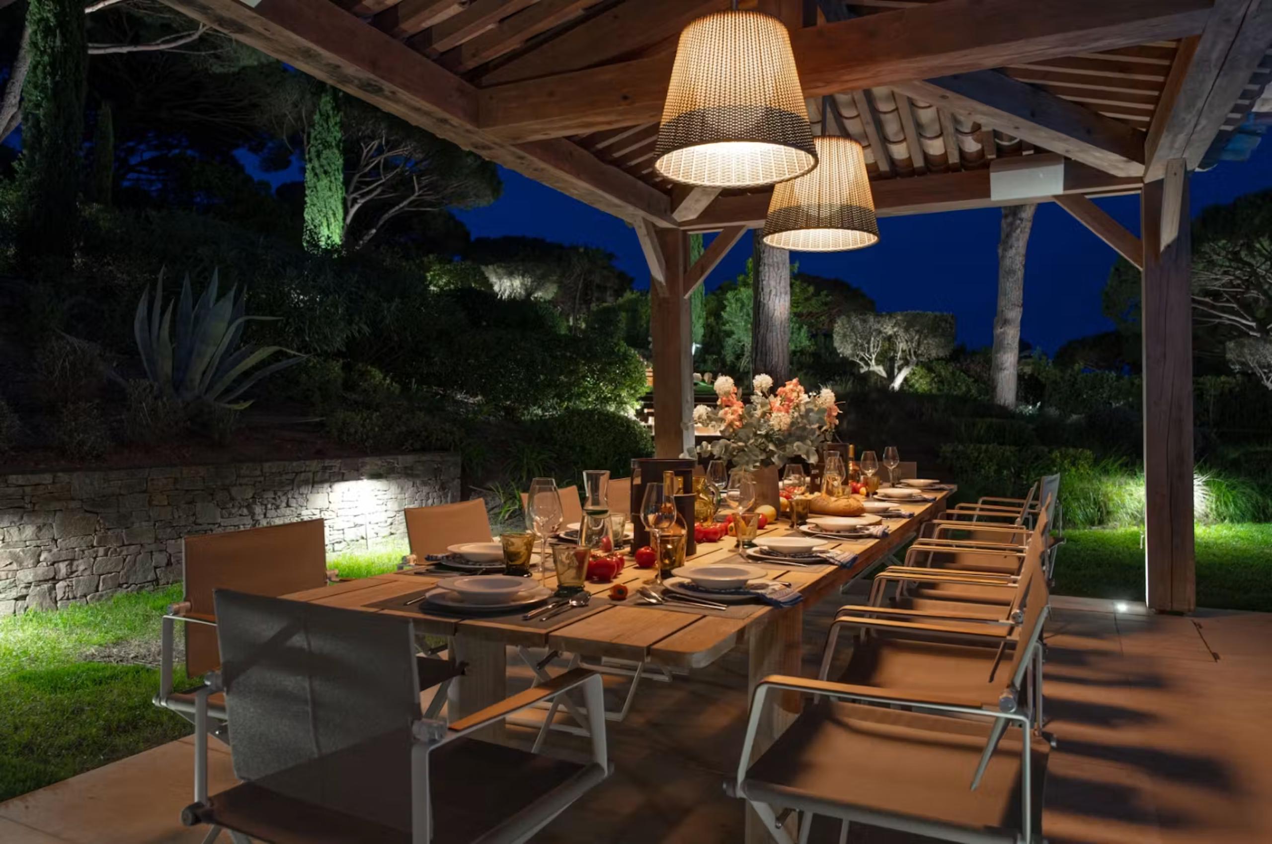 villa-aubree-exterior-night-alfresco-dining-area-luxury-sttropez