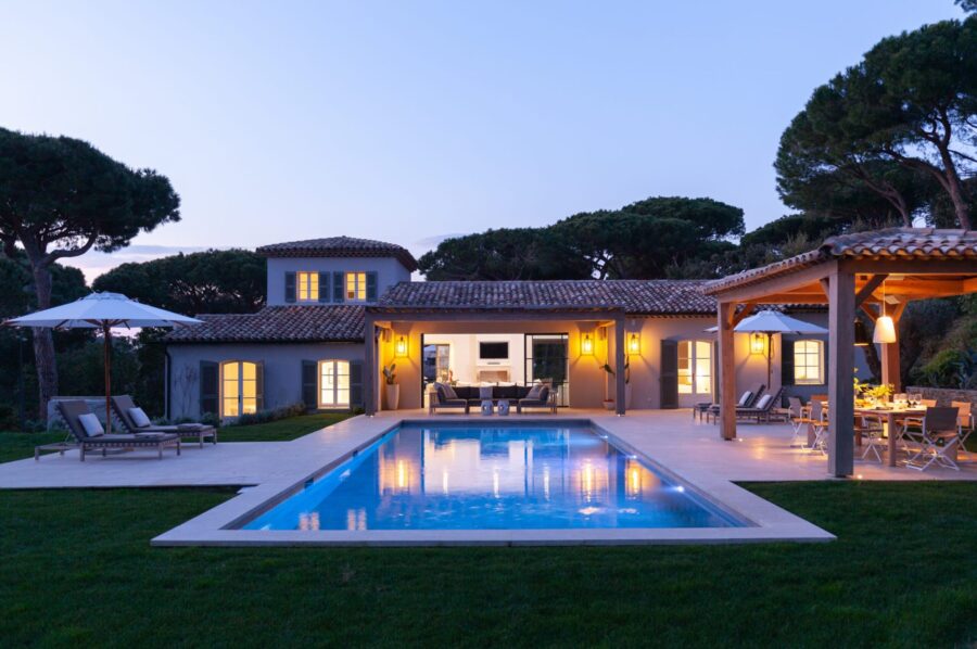 villa-aubree-exterior-night-swimmingpool-garden-outdoor-lounge-luxury-parcdesttropez