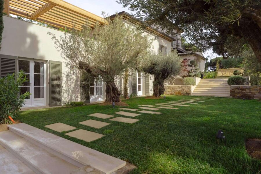 villa-aubree-garden-path-luxury-sttropez