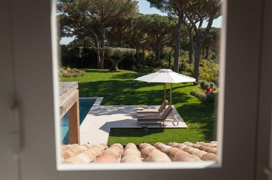villa-aubree-garden-swimmingpool-window-view-luxury-rental-retreat-parcdesttropez