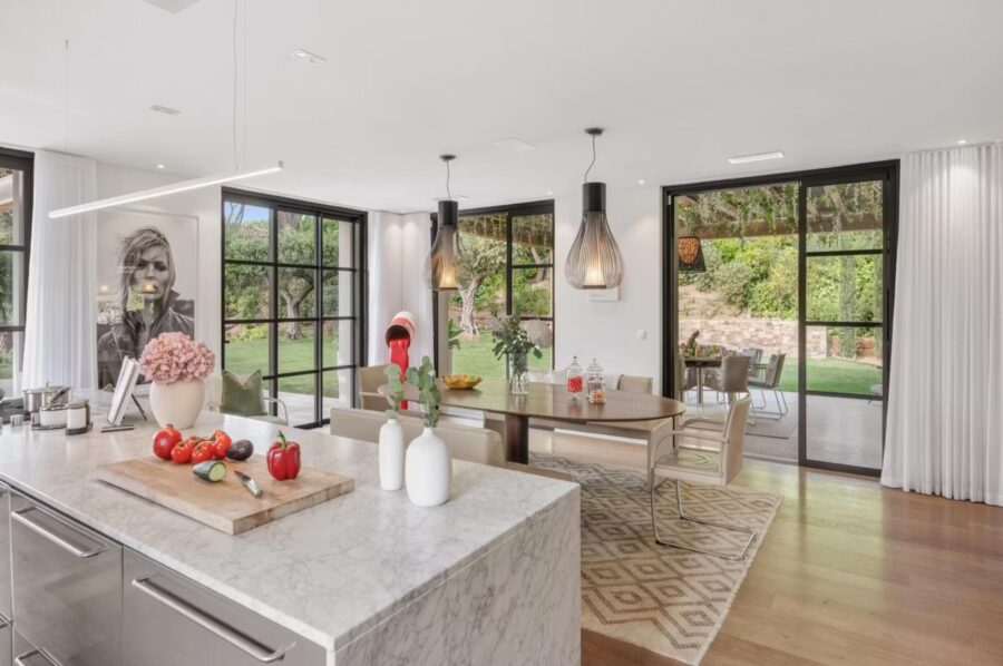 villa-aubree-kitchen-dining-area-garden-view-luxury-sttropez