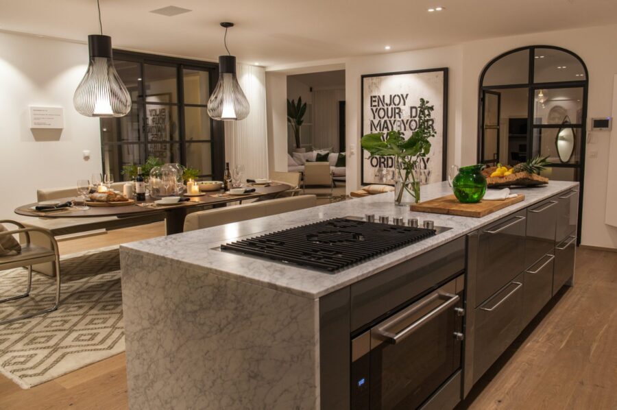 villa-aubree-kitchen-diningroom-modern-sleek-elegant-design-luxury-parcdesttropez