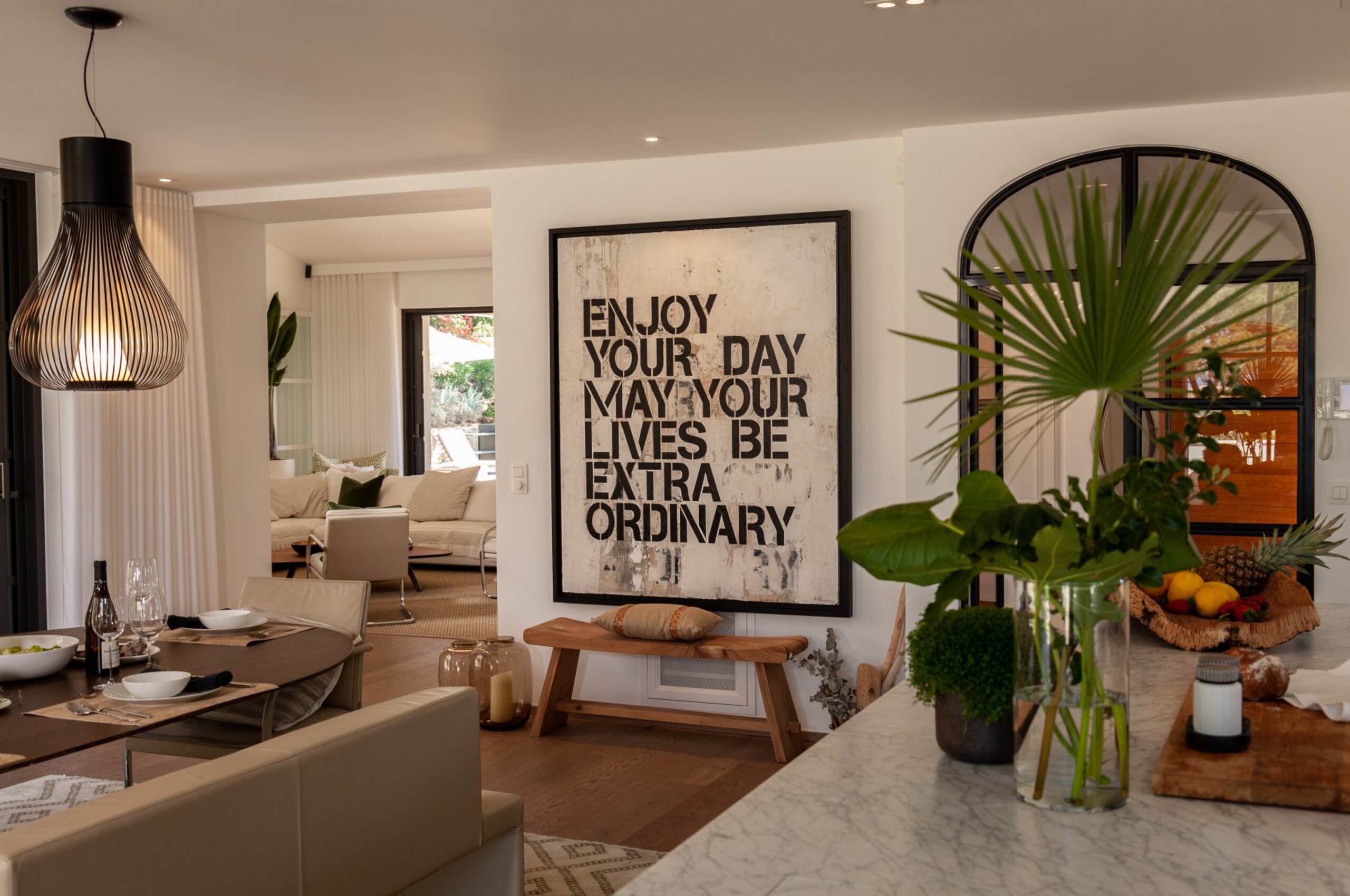 villa-aubree-kitchen-sleek-modern-elegant-design-artwork-luxury-interior-parcdesttropez