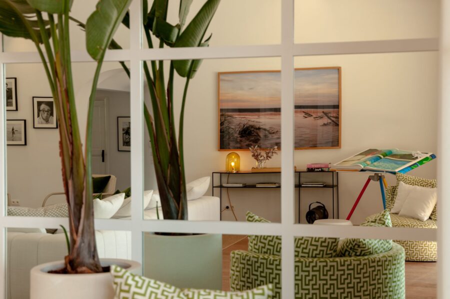 villa-aubree-livingroom-bright-modern-stylish-design-artwork-luxury-interior-parcdesttropez