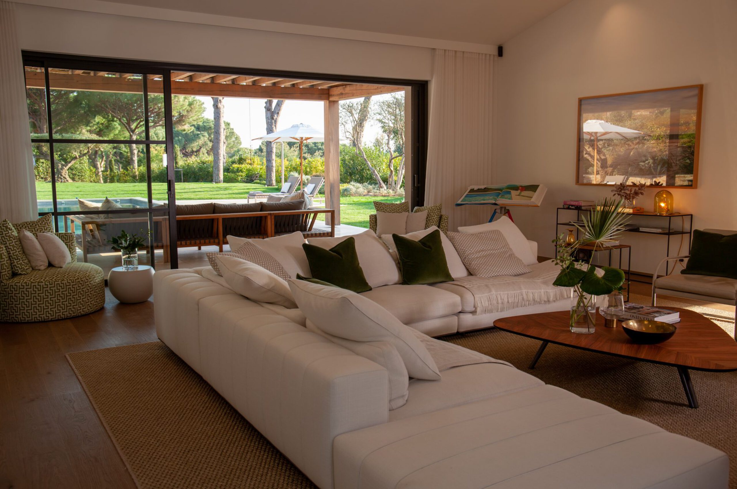 villa-aubree-livingroom-lounge-garden-view-openplan-modern-stylish-interiordesign-luxury-parcdesttropez