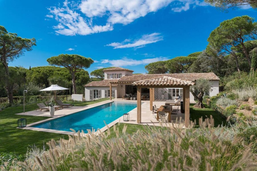 villa-aubree-mainpage-exterior-swimmingpool-garden-natural-luxury-rental-retreat-parcdesttropez