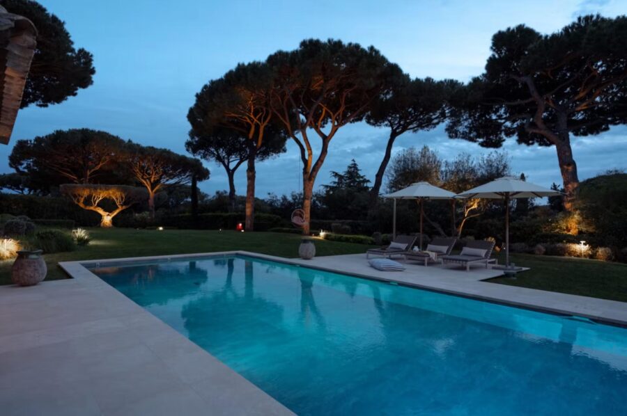 villa-aubree-night-swimming-pool-garden-luxury-sttropez