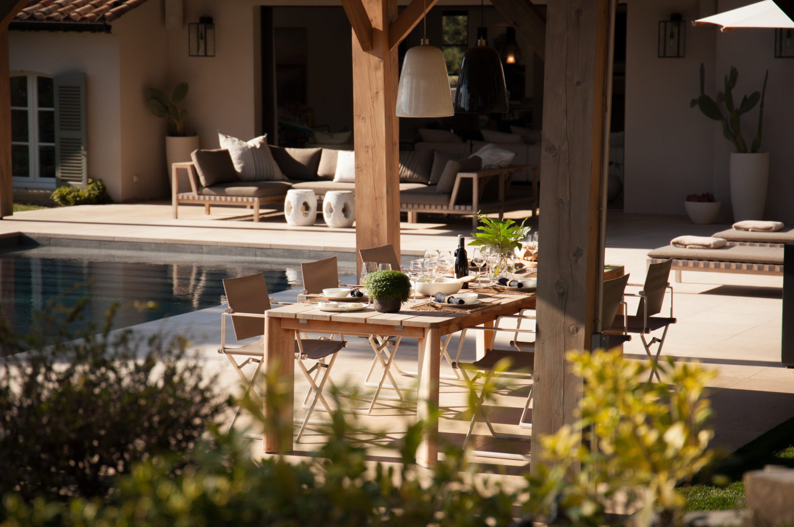 villa-aubree-outdoor-diningtable-alfresco-swimmingpool-luxury-rental-retreat-parcdesttropez