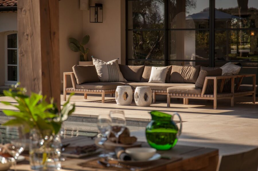 villa-aubree-outdoor-lounge-swimmingpool-luxury-rental-retreat-parcdesttropez