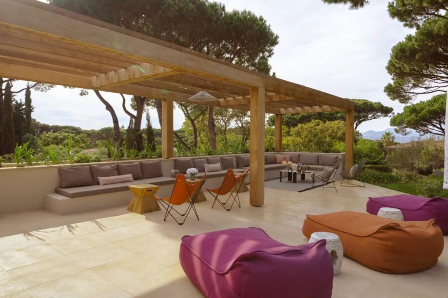 villa-aubree-pergola-covered-seating-terrace-luxury-sttropez