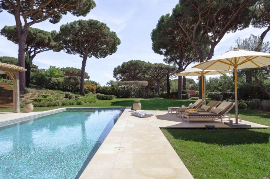 villa-aubree-swimming-pool-landscaped-garden-luxury-sttropez