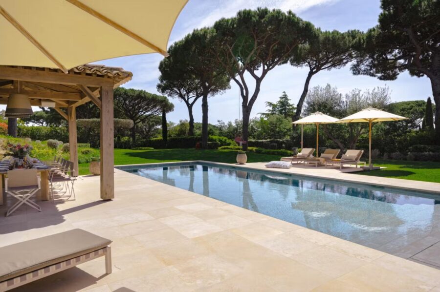 villa-aubree-terrace-swimming-pool-sun-loungers-luxury-sttropez