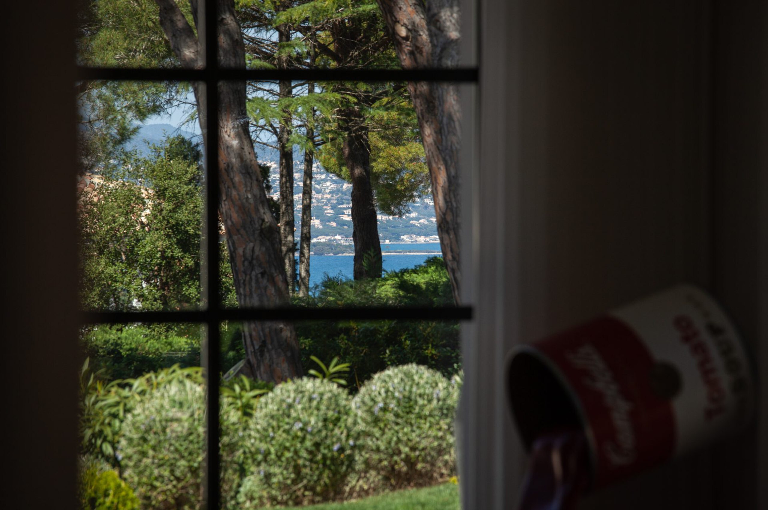 villa-aubree-window-view-seaview-garden-luxury-rental-retreat-parcdesttropez