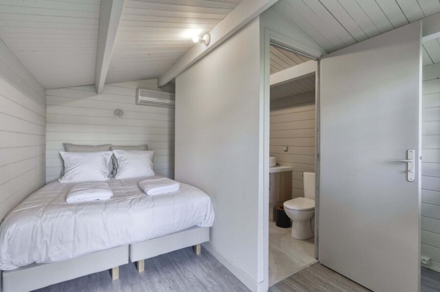 villa-brooke-bedroom-ensuite-modern-bright-ramatuelle