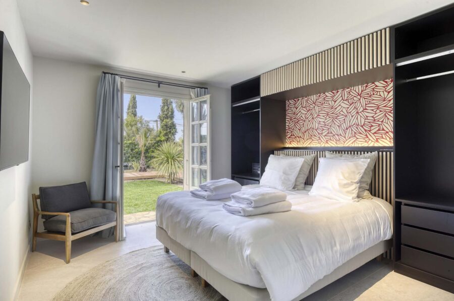 villa-brooke-bedroom-gardenaccess-modern-luxury-design-ramatuelle
