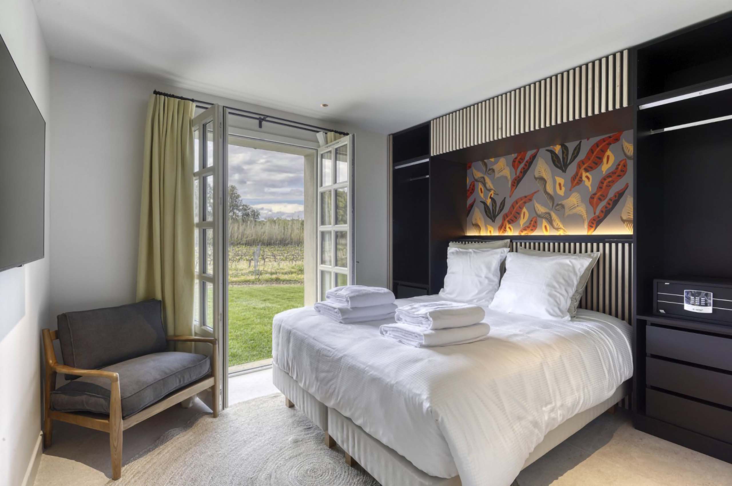 villa-brooke-bedroom-gardenview-modern-luxury-stylish-ramatuelle