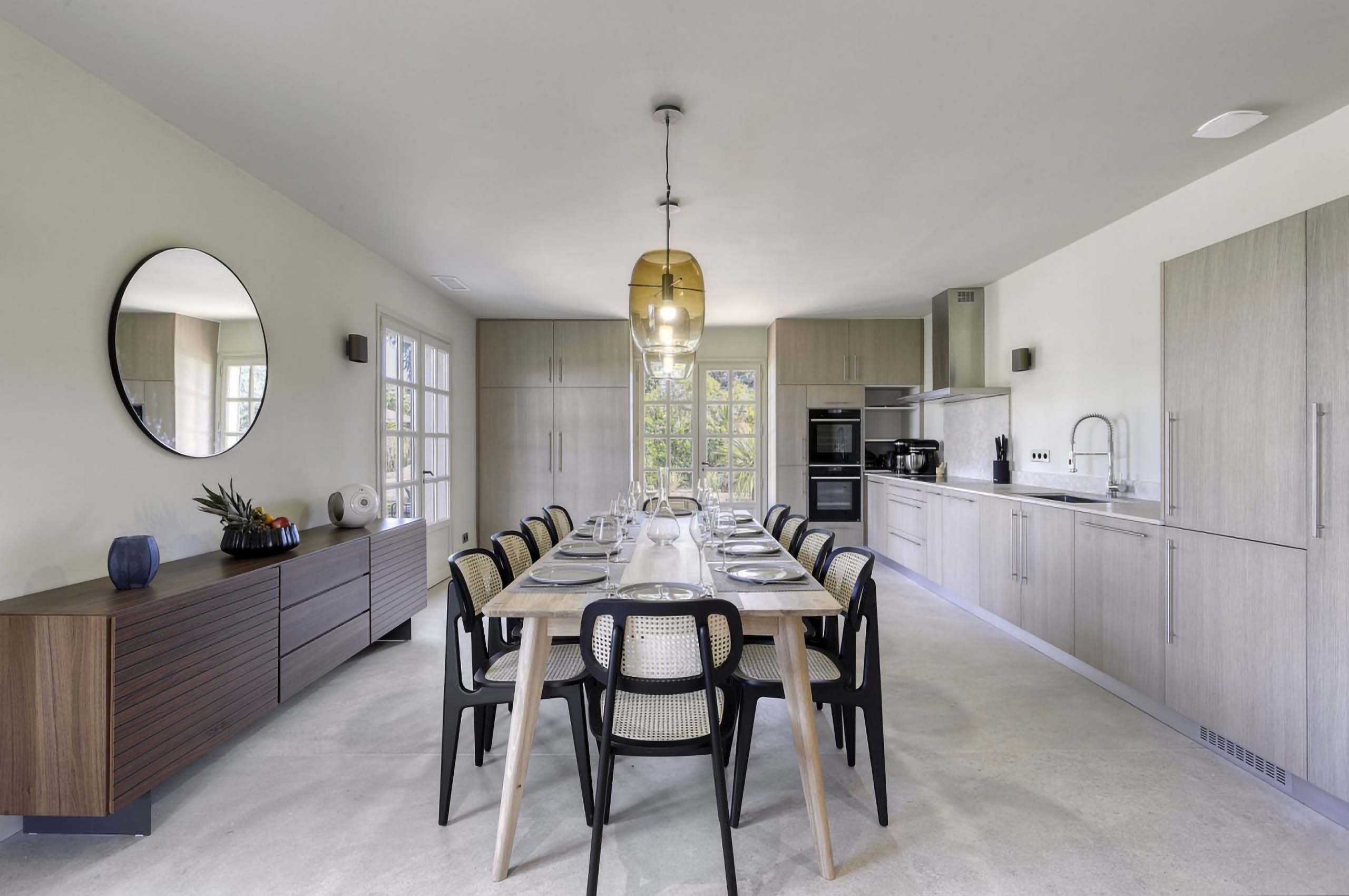 villa-brooke-diningroom-kitchen-modern-luxury-ramatuelle