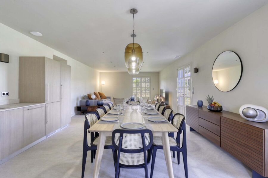 villa-brooke-diningroom-kitchen-openplan-modern-luxury-design-ramatuelle