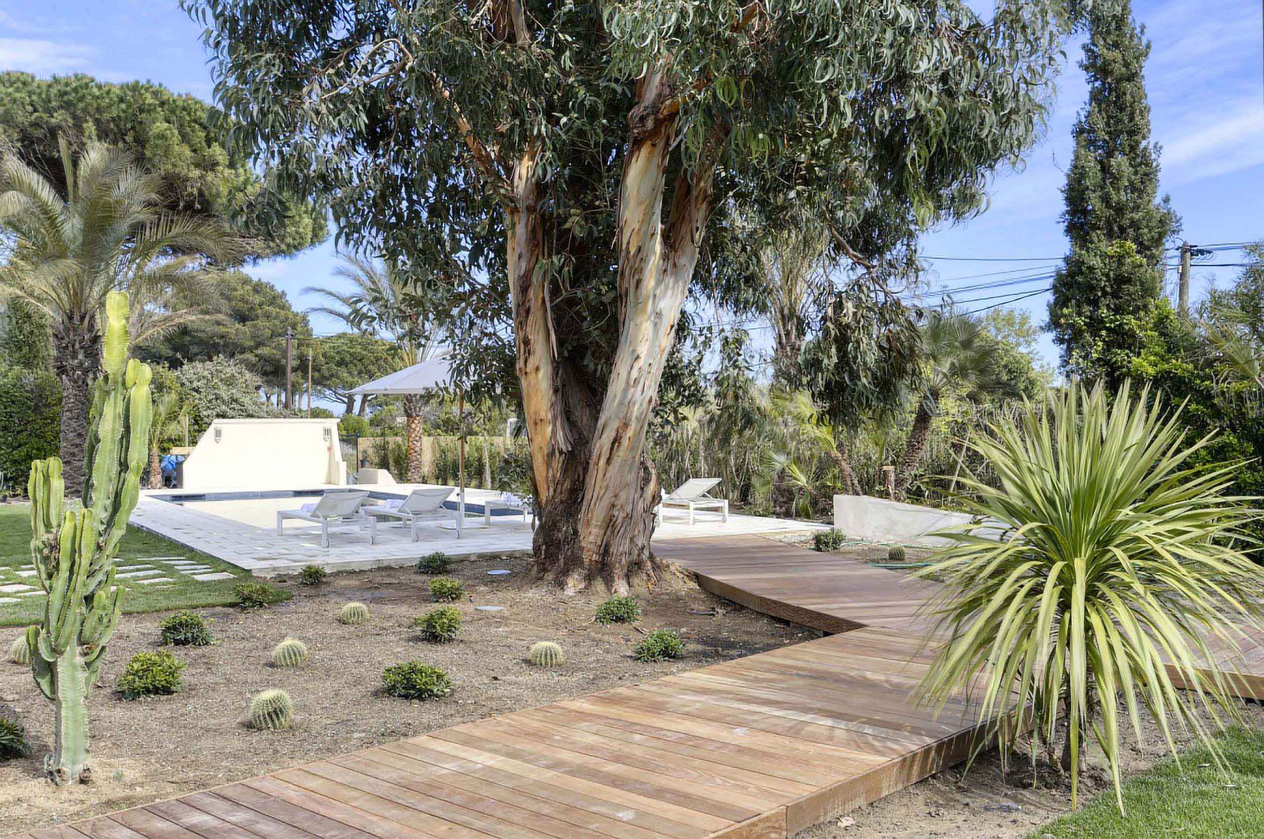 villa-brooke-garden-path-tropical-paradise-ramatuelle